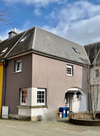 ESCH/ALZETTE, 549.000 Euros

Quartier NONNEWIESEN

Maison jumelée (+-167,40m2) sur un Terrain (+- 2 ares). Construction 1912. Entièrement rénovée entre 2009-2020. Situation calme et verdoyante près de toutes commodités.

Sous-sol: cave (+-16m2) / Buanderie (+-12m2)

RDCH: Hall d'entrée (+-6m2), Living  (+-30m2) avec accès terrasse (+-20m2) et Jardin clôturé (+-1 ares / Exposition Sud-Est), cuisine équipée indépendante (Valeur 20.000 Euros / +-15m2 / 2009), salle de douche  (+-6m2).

1ier étage: 2 chambres (+-16m2 / 14m2) / salle de bains avec douche et baignoire (+-12m2)

2Ième étage: grenier aménagé en 1 chambre (+-15m2) (toutes connections disponibles pour salle de douche)

Equipements: Dalles en Béton et Bois, Chauffage Gaz aux radiateurs (2020), Toit (Ardoise / isolé / Révision 2009), Electricité (2009), Façade (2000), Sanitaire (2007), Double vitrage avec volets manuels (2009), Détecteur de Fumée.

Affaire à saisir....

***HERBY IMMO = MEILLEURS PRIX DU MARCHE***

(Herby Immo vous garantit le prix d'achat le moins cher du marché)

(Communiquez-nous un bien immobilier à Herby Immo A Vendre ou A Louer et GAGNEZ Facilement de l'argent)