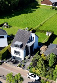 Propriété d'exception libre de 4 côtés à Heffingen.

Située dans un environnement résidentiel calme et verdoyant au coeur du canton de Mersch, cette élégante propriété individuelle construite en 2011 offre des prestations de très haut standing. Conçue avec des matériaux nobles, elle bénéficie d'une excellente classe énergétique d'origine A/B et propose un cadre de vie rare, alliant confort, luminosité et sérénité.

Dès l'entrée, la maison séduit par ses volumes généreux et sa circulation fluide. Le rez-de-chaussée accueille un hall d'entrée avec espace vestiaire intégré, suivi d'un cabinet de toilette séparé pour les invités. En entrant dans l'espace de vie, vous découvrez un coin idéal pour la lecture ou l'apéro. Le séjour et la salle à manger forment un vaste volume de réception traversant avec feu ouvert, baigné de lumière naturelle grâce aux larges baies vitrées. Ces dernières s'ouvrent de plain-pied sur une terrasse et un jardin paysager de 7,51 ares orienté Sud-Ouest, à l'abri des regards et garantissant une intimité totale. La cuisine d'architecte avec espace dînatoire haut de gamme complète harmonieusement cet étage pensé pour une vie familiale élégante et conviviale.

Le premier étage est dédié à l'espace nuit principal, desservi par un hall de distribution fluide. Il propose une exceptionnelle suite parentale entièrement privative comprenant la chambre, un dressing et une salle de bains complète avec baignoire et douche. Deux belles chambres supplémentaires complètent ce niveau, accompagnées d'une salle de douche indépendante.

Le deuxième étage offre un espace polyvalent particulièrement agréable, s'ouvrant sur une grande pièce d'accueil ouverte pouvant faire office de salon privé, salle de jeux, espace de télétravail ou bibliothèque. Cet espace distribue deux chambres additionnelles.

Le sous-sol complet propose des infrastructures de confort optimales. Il abrite un grand garage sécurisé permettant de stationner trois véhicules de front, complété à l'extérieur par deux emplacements de parking supplémentaires devant la propriété. Ce niveau comprend également une cave à vin, une buanderie, une grande cave de stockage, une chaufferie technique ainsi qu'un cabinet de toilette d'appoint.

Sur le plan technique, la propriété dispose de panneaux photovoltaïques, d'un récupérateur d'eau de pluie ainsi que d'un système d'alarme complet. Ce bien clé en main permet au futur acquéreur de s'installer immédiatement dans une propriété parfaitement entretenue, sans attendre les 24 mois de délais et les contraintes liés à une nouvelle construction.

Par mesure de discrétion et afin de sécuriser au mieux votre projet, les visites se feront sur présentation d'une attestation de capacité financière.

Prix de présentation : 1 995 000 € Frais d'Agence Inclus.

Les informations reprises dans cette annonce sont communiquées à titre indicatif et sans valeur contractuelle.

Pour toute question ou demande d'informations, n'hésitez pas à nous contacter, nous serons toujours à votre service.

Agence ELSA'HOME, à votre écoute pour la concrétisation de vos projets en toute confiance.

------------------------------------------------------------------------

Exceptional 4-sided detached property in Heffingen.

Located in a quiet and green residential area in the heart of the Mersch canton, this elegant detached property built in 2011 offers high-end features. Designed with noble materials, it benefits from an excellent original energy class A/B and offers a rare living environment combining comfort, brightness, and serenity.

Upon entering, the house captivates with its generous volumes and fluid layout. The ground floor opens onto an entrance hall with an integrated cloakroom area, followed by a separate guest toilet. Stepping into the living area, you will find an ideal corner for reading or enjoying an aperitif. The living and dining room form a vast, light-filled, double-aspect reception space with a traditional open fireplace. Large bay windows provide walk-out access to a terrace and a beautifully landscaped 7.51-acre garden facing South-West, sheltered from view and ensuring absolute privacy. The architect-designed kitchen with a high-end dining area harmoniously completes this floor, which has been thoughtfully designed for elegant and convivial family living.

The first floor is dedicated to the main sleeping area, served by a fluid hallway. It features an exceptional, fully private master suite including the bedroom, a custom-made dressing room, and a full en-suite bathroom with both a bathtub and a shower. Two additional beautiful bedrooms complete this level, accompanied by an independent shower room.

The second floor offers a particularly pleasant and versatile space, opening onto a large open reception area that can serve as a private lounge, playroom, home office, or library. This space distributes two additional bedrooms.

The full basement provides optimal comfort and infrastructure. It houses a large secure garage that can accommodate three vehicles side-by-side, complemented outside by two additional parking spaces in front of the property. This level also includes a wine cellar, a laundry room, a large storage cellar, a technical boiler room, and an additional guest toilet.

On a technical note, the property features solar panels, a rainwater harvesting system, and a comprehensive alarm system. This turn-key property allows the future buyer to move in immediately into a perfectly maintained home, without waiting for the 24-month delays and constraints associated with a new construction project.

For discretion purposes and to best secure your project, viewings will be arranged upon presentation of a proof of financial capacity.

Asking price: €1,995,000 Agency Fees Included (FAI).

The information contained in this advertisement is provided for information purposes only and is non-contractual.

Available immediately, this property allows for quick and easy move-in, making it an ideal opportunity for a first purchase or an investment.

ELSA'HOME Agency is here to help you realise your projects with complete confidence.