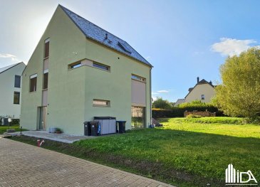 Immobilière de l'Attert vous présente en exclusivité cette magnifique maison individuelle à vendre dans le village recherché de Schwebach, situé dans la commune de Saeul, au cœur d'un lotissement écologique et paisible.

Disposition de la maison :
Rez-de-chaussée :
- spacieux hall d'entrée avec vestiaire
- wc séparé
- grand séjour lumineux avec salle à manger et cuisine équipée moderne, accès direct à la terrasse et jardin privé
- accès vers débarras / arrière-cuisine 

1er étage :
- 3 belles chambres de +/- 11 m², 14 m² et 16 m²
- salle de bain familiale avec baignoire, douche, WC et lavabo
- buanderie fonctionnelle avec rangement 

2ème étage : aménageable en suite parentale avec dressing, salle de bain (raccords existants) et chute à linge vers la buanderie au 1er étage

Sous-sol :
- 2 caves spacieuses +/- 48 m²
- salle de douche avec sauna privatif ? idéal pour se détendre

Caractéristiques principales :
- Surface habitable : +/- 185 m²
- Surface totale : +/- 280 m²
- Terrain : 5,67 ares
- 4 chambres possibles
- 2 salles de bain
- Carport + emplacement extérieur
- Pompe à chaleur - géothermie - panneaux photovoltaïques - domotique - sauna

Une maison basse consommation dans un lotissement durable :
- Chauffage via pompe à chaleur géothermique
- Panneaux photovoltaïques sur le toit (coopérative de propriétaires)
- Domotique intelligente pour le confort thermique et la gestion énergétique
- Récupération de chaleur sur les eaux de douche
- Station P+R de Schwebach à seulement 100m : nombreuses lignes de bus vers Luxembourg-ville...
- Voitures garées à l'entrée du lotissement pour préserver la tranquillité et la nature.

Localisation idéale :
Située dans un quartier calme et verdoyant, cette maison combine confort moderne et respect de l'environnement. Parfaite pour une famille à la recherche d'un cadre de vie serein, à proximité des axes de transport et commodités.

Intéressé ?

Ne manquez pas cette opportunité rare d'acquérir une maison individuelle éco-responsable et moderne à Schwebach.

Contactez-nous au +352 23 62 90 20 ou par e-mail : immo@immoaida.lu

Consultez nos biens sur www.immoaida.lu