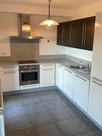 Au rez-de-chaussée d\'un immeuble récent, au calme et ensoleillé, bel appartement tout confort avec terrasse.<br><br>Il se compose d\'un hall d\'entrée, d\'une cuisine équipée ouverte sur un agréable séjour donnant sur sa terrasse, WC séparé, deux chambres à coucher, une salle de bains, débarras/buanderie et une cave.<br><br>Offrant un cadre de vie agréable, proximité immédiate des écoles fondamentales et commerces.<br><br>À moins de 20 min en voiture de Luxembourg-Ville, en passant par l\'A3, Dudelange est également très bien desservie par sa gare CFL.<br><br>Agence ELSA\'HOME à votre écoute pour la concrétisation de vos projets en toute confiance.