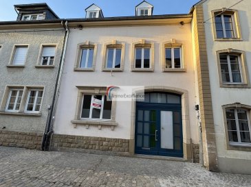 IMMO EXCELLENCE vous présente en exclusivité cette charmante maison mitoyenne entièrement rénovée, offrant une surface habitable d'environ 157 m² ainsi qu'une surface utile d'environ 178 m² sur un terrain de 1.42 ares.

Cette jolie maison est classée par la commune comme bâtiment protégé.

Cette belle propriété, lumineuse et soigneusement agencée, se compose comme suit : Au rez-de-chaussée vous trouvez : Un spacieux hall d'entrée  (17,50 m²), une cuisine équipée avec salle à manger (16,84 m²) donnant accès à une grande terrasse (45,20 m²) et au jardin, un séjour chaleureux (13,38 m²), un W.C. séparé (2,46 m²), une chaufferie (7,86 m²), une cave (12,70 m²) ainsi qu'un tour d'escalier vers le 1er étage (4,33 m²).

Au 1er étage vous trouvez : Un hall (6,91 m²), une salle de douche (2,88 m²), une chambre à coucher (18,31 m²), une spacieuse deuxième chambre à coucher  (25,27 m²), ainsi qu'un tour d'escalier vers le 2ème étage  (3,98 m²).

Au 2ème étage vous trouvez : Un hall (4,74 m²), une chambre à coucher (15,61 m²), une deuxième chambre à coucher (12,27 m²), ainsi qu'une salle de bain avec douche et raccordement pour la machine à laver (12,88 m²).

La maison bénéficie d'un emplacement idéal, à deux pas du centre-ville d'Echternach, avec un accès immédiat à toutes les commodités : commerces, écoles, transports et activités culturelles.

Echternach, ville historique du Luxembourg, est réputée pour son abbaye, son patrimoine exceptionnel et sa célèbre procession dansante du mardi de Pentecôte. Située dans la vallée de la Sûre, à la frontière allemande, elle offre un cadre nature et culture unique, tout en se trouvant à seulement 25 minutes du centre-ville de Luxembourg.

Un objet de charme, idéal pour une famille à la recherche de confort, de tranquillité et d'authenticité.


IMMO EXCELLENCE präsentiert Ihnen exklusiv dieses charmante, vollständig renovierte Reihenhaus mit einer Wohnfläche von etwa 157 m² sowie einer Nutzfläche von rund 178 m² auf einem Grundstück von 1.42 ar.

Dieses hübsche Haus ist von der Gemeinde als geschütztes Gebäude eingestuft.

Diese schöne, lichtdurchflutete und sorgfältig gestaltete Immobilie ist wie folgt aufgeteilt: Im Erdgeschoss befindet sich : Ein geräumiger Eingangsbereich (17,50 m²), eine Einbauküche mit Essbereich (16,84 m²) und Zugang zur großen Terrasse (45,20 m²) sowie zum Garten, ein gemütliches Wohnzimmer (13,38 m²), ein separates W.C. (2,46 m²), ein Heizungsraum (7,86 m²), ein Keller (12,70 m²), sowie ein Treppenaufgang zum 1. Obergeschoss (4,33 m²).

Im 1. Obergeschoss  befindet sich : Ein Flur (6,91 m²), ein Duschbad (2,88 m²), ein Schlafzimmer (18,31 m²), ein zweites großzügiges Schlafzimmer (25,27 m²), sowie ein Treppenaufgang zum 2. Obergeschoss (3,98 m²).

Im 2. Obergeschoss befindet sich : Ein Flur (4,74 m²), ein Schlafzimmer (15,61 m²), ein zweites Schlafzimmer (12,27 m²), sowie ein großes Badezimmer mit Dusche sowie einem Anschluss für die Waschmaschine (12,88 m²).

Das Haus genießt eine ideale Lage, nur wenige Schritte vom Stadtzentrum von Echternach entfernt, mit unmittelbarem Zugang zu allen Annehmlichkeiten: Geschäfte, Schulen, öffentliche Verkehrsmittel und kulturelle Aktivitäten.

Echternach, eine historische Stadt Luxemburgs,  ist bekannt für ihre Abtei, ihr außergewöhnliches Kulturerbe sowie die berühmte springende Prozession am Pfingstdienstag. Inmitten des Sauertals an der deutschen Grenze gelegen, bietet sie eine einzigartige Kombination aus Natur und Kultur und befindet sich dennoch nur 25 Minuten von der Luxemburger Innenstadt entfernt.

Ein echtes Liebhaberobjekt, ideal für Familien, die Komfort, Ruhe und Authentizität suchen.


IMMO EXCELLENCE is pleased to present you exclusively this charming, fully renovated terraced house, offering a living area of approximately 157 m² and a total usable space of around 178 m² on a 1.42 are plot of land.

This lovely house is classified as a protected building by the municipality.

This beautiful, bright and thoughtfully designed property is laid out as follows. On the ground floor you find : A spacious entrance hall (17.50 m²), a fully equipped kitchen with dining area (16.84 m²) and access to the large terrace (45.20 m²) and garden, a cozy living room (13.38 m²), a separate W.C. (2.46 m²), a heating room (7.86 m²), a cellar (12.70 m²) and a staircase leading to the first floor (4.33 m²).

On the first floor you find : A hallway (6.91 m²), a shower room (2.88 m²), a bedroom (18.31 m²), a second, generously sized bedroom (25.27 m²), and a staircase leading to the second floor (3.98 m²). 

On the second floor you find : A hallway (4.74 m²), a bedroom (15.61 m²), a second bedroom (12.27 m²), as well as a bathroom with a shower and a connection for a washing machine  (12.88 m²).

The house benefits from an ideal location, just a few steps from the town centre of Echternach, offering immediate access to all amenities such as shops, schools, public transport and cultural activities.

Echternach, a historic town in Luxembourg, is renowned for its abbey, its exceptional cultural heritage and the famous dancing procession on Whit Tuesday. Nestled in the Sûre valley on the German border, it offers a unique blend of nature and culture, while being only 25 minutes from Luxembourg City.

A truly charming property, ideal for families seeking comfort, tranquility and authenticity.