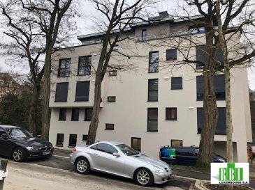 LUXEMBOURG-HOLLERICH, appartement d\'une surface habitable de 62,04m2 bien structurée  au 1ier étage, 1 grande chambre à coucher, living donnant accès direct au balcon couvert de 6,35m2 avec vue verte, cuisine ouverte (cuisine intégrée avec plan de travail et bac d\'évier en granit, lave-vaisselle, cuisinière à induction, hotte, micro-ondes, four, frigo avec congélateur), salle de bains (lavabo, miroir éclairé, grande douche, WC et sèche-serviettes électrique), petit débarras avec raccordements pour machine à laver et séchoir, porte d\'entrée sécurisée, hall d\'entrée avec vidéophone, raccordements TV, téléphone et réseau, chauffage central soutenu par une installation solaire thermique, ventilation naturelle (bâtiment de basse consommation avec classe énergétique A et classe d\'isolation thermique B), sol chauffant, triple vitrage isolant, volets électriques, éclairage, ascenseur, emplacement intérieur, cave.
ANIMAUX NON PERMIS 
Ref agence :2449374
