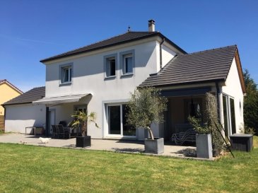 Maison agréable à vivre avec un rdc ouvert se composant d'une cuisine, d'un salon, d'une salle à manger ainsi que d'un bureau s'articulant autour d'un double foyer (cheminée), très grande terrasse de 80m2, jacuzzi 6 pers. sous abris couvert en extérieur, 3 chambres dont une suite parentale avec sdd et dressing + sdb à l'étage. Garage 2 voitures avec grenier sous combles.