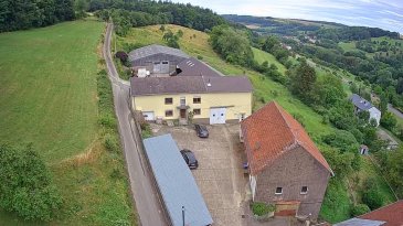 Pferdefreunde, Tierliebhaber, Autoschrauber & Sammler aufgepasst! 

Ehemaliges landwirtschaftliches Anwesen mit vielseitiger Nutzungsmöglichkeit 

Hier erwartet Sie ein Anwesen der besonderen Art: Über 19.000 m² Eigenland vereinen Wohnen, Hobby, Tierhaltung und Gewerbe an einem Ort ? ideal für Menschen mit großen Plänen und noch größerem Freiheitsdrang! 

Das Wohnhaus 
(ca. 160 m² Wohnfläche): 

Gemütliches Wohnzimmer 
Große Essküche mit direktem Zugang zur Terrasse 
4 Schlafzimmer 
1 Badezimmer 
Garten 
Keller & Garage 

Der Stallbereich: 

Offenstall mit rund 2 Hektar eingezäunter Wiese ? perfekt für Pferde oder andere Tiere 
Überdachtes Fahrsilo als zusätzliche Nutzfläche 

Der Gewerbeteil (Ehmalig Schlosserei): 

Einliegerwohnung/Büro: ca 80 m2 
Gebäude 2: ca. 260 m² ? Montagehalle, Büro mit WC und Küche, Materiallager 
Gebäude 3: ca. 400 m² ? große Halle 
Gebäude 4: ca. 100 m² ? Schuppen/Lagerfläche 

Zukunftspotenzial: 

Eine Bauvoranfrage zur Umnutzung des Scheunentrakts in Wohnungen wurde bereits positiv entschieden, hier steckt echtes Entwicklungspotenzial! 

Für weitere Informationen oder eine Besichtigung stehen wir Ihnen gerne zur Verfügung.