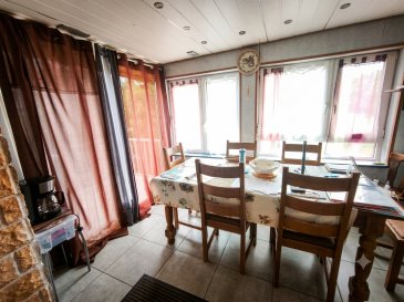 Obergailbach 8 pièces -168 m2. A Obergailbach, Nord Sud Immobilier à le plaisir de  proposer à la vente cette maison individuelle,  bi-famille avec un logement de 71m² au rez de chaussée à restaurer et un logement de 93m² à l'étage en bon état, possibilité d'en faire une grande maison familiale car les compteurs sont communs. 

La distribution des pièces se compose ainsi :
Rez de chaussée : dégagement, salle d'eau avec WC, séjour, cuisine et 2 chambres à coucher.
Premier étage : dégagement, salle d'eau, Wc individuel, cuisine aménagée et équipée, séjour avec cheminée, véranda accès terrasse et 3 chambres à coucher. 
Sous sol avec chaufferie, 2 garages, parking pour 4 véhicules, jardin plat, grillagé et arboré.

Contact Nord Sud Immobilier à Sarreguemines, Rohrbach Les Bitche, Bitche et Diemeringen au 0372640102