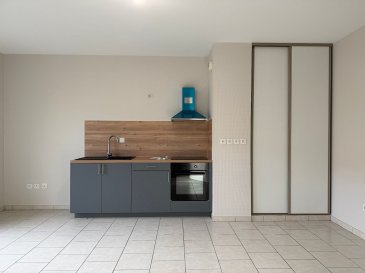 A Yutz, dans résidence sénior, F2 avec terrasse et place de parking. Résidence Elogia à Yutz, agréable F2 situé au RDC et comprenant : une cuisine équipée ouverte sur la pièce séjour avec accès à une terrasse,  1 chambre, salle de bains avec douche.
Une place de parking privative.
Chauffage électrique par pompe à chaleur, climatisation réversible
Résidence sécurisée  et espace détente.

Les informations sur les risques auxquels ce bien est exposé sont disponibles sur le site Géorisques : www.georisques.gouv.fr » 
Contacts :
K. Moriceau : 06 75 66 99 25
K.Karas : 06 08 31 19 87
 (6.96 % d'honoraires TTC à la charge de l'acquéreur.)
Copropriété de 41 lots - dont 41 lots habitation. (Pas de procédure en cours).
Charges annuelles : 2630.00 euros.
