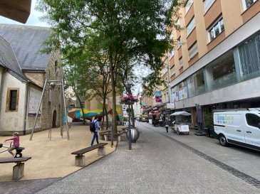Au cœur de la prestigieuse zone piétonne du centre-ville de Luxembourg, dans une galerie commerciale dynamique, à vendre : local commercial de 37m2 avec très grande vitrine. 
Situé au rez-de-chaussée, ce local commercial offre une belle visibilité et une clientèle de passage importante. 
Le local se compose ainsi: 
- spacieuse vitrine 
- entrée avec espace d'accueil et salle de soins 
- 2e salle de soins 
- 3e salle de soins 
- WC séparé avec lavabo et espace réserve. 

Actuellement loué à un institut de beauté, ce local génère un rendement net de 5 %, avec un bail en cours, assurant un revenu immédiat et stable. Idéal pour un investissement patrimonial dans l'un des emplacements les plus recherchés du pays. 

Opportunité rare au cœur de Luxembourg-Ville avec rendement attractif ! 
Emplacement Premium : zone piétonne très fréquentée. Un bien 