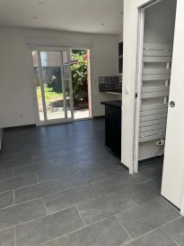 Appartement T2 à louer – Euratechnologies, Lille

ðŸŒ¿ Au bord de l’eau, dans une petite copropriété, découvrez ce charmant appartement T2 rénové avec soin.

Il se compose de :

Un beau séjour ouvert sur le jardin et la terrasse 
Une cuisine équipée
Une chambre
Une salle de douche/WC
âœ¨ Appartement entièrement rénové en 2022 et rafraîchi en août 2026.

ðŸ’¶ Loyer : 820 € + 50 € de charges
ðŸ“… Disponible en septembre 2026
ðŸ“ Secteur Euratechnologies – Lille

Un cadre agréable et paisible, tout en étant à proximité d’Euratechnologie, commerces , métro bois blanc ,

Honoraire locataire 585?00€  avec l'état des lieux