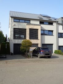 VENDU

A vendre dans le village de Hovelange, spacieuse maison jumelée sur terrain de 6,20ares.

Niveau rue:
- beau hall d'entrée
- cave et réserve
- chaufferie
- garage.

Rez de jardin:
- beau séjour / salle à manger 
- spacieuse cuisine équipée moderne
- bureau
- wc séparé.

1er étage:
- 4 chambres à coucher
- salle douche avec baignoire, 2 lavabos et wc.

Extérieur:
- belle terrasse accès par séjour et bureau
- abri de jardin
- jardin.

Alarme, eau chaude par panneaux solaires, réserve d'eau de pluie......