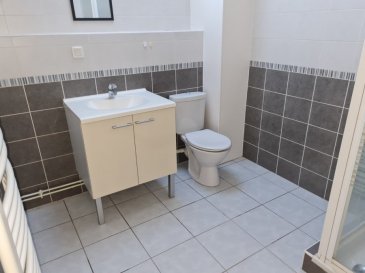 Appartement type T2 duplex en très bon état d'entretien, avec entrée indépendante sur cour intérieure, situé dans une petite copropriété.
Comprenant séjour avec kitchenette équipée, débarras, WC, chambre et salle de bain.
Terrasse et garage.
Chauffage gaz