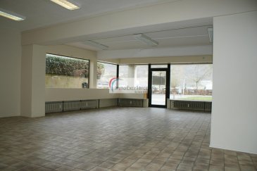 IMMO EXCELLENCE vous propose ce joli local commercial d\'une surface de 101 m2 se composant d\'une grande pièce de 66,50m2, de deux bureaux supplémentaires, d\'une cuisine équipée, d\'un W.C. séparé, d\'un patio ainsi que d\'une pièce pour stocker du matériel, marchandises et autres. Le local s\'adapte idéalement pour un cabinet médical, un cabinet d\'avocats, ou toute autre profession libérale ( Agence de voyage, Agence d\'Assurances, Epicerie, Commerce?.. ). Le local se situe front-rue et dispose de grandes baies vitrées ainsi que d\'une très bonne visibilité. Nombreux parkings à 30 mètres. Bail sur 3,6,9 ans.

Situation idéale à quelques pas de la zone piétonne d\'Echternach.
Ref agence :3426699