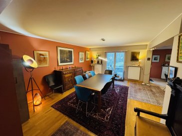 Située à Frisange, au 21, op der Gell (L-5754), cette maison jumelée libre de trois côtés bénéficie d'un environnement résidentiel très calme, accessible uniquement aux riverains.

Construite en 1994 sur un terrain de 6,46 ares, la maison a fait l'objet d'une rénovation complète en 2016?2017 et se présente aujourd'hui en excellent état, sans travaux à prévoir.

 Surface et agencement
La maison développe une surface habitable d'environ 300 m², répartie comme suit :

Sous-sol entièrement aménagé
Double garage pour deux grandes voitures
Cave à vin
Buanderie
Local technique
Cave
Accès direct au jardin

Rez-de-chaussée
Spacieux séjour / salle à manger
Grande cuisine ouverte entièrement équipée (2018)
WC séparé
Hall d'entrée (nouvelle porte 2017)
Bureau pouvant faire office de chambre

Premier étage
Trois grandes chambres à coucher (env. 22m² chacune)
Grande salle de bain d'environ 18 m² avec Sauna

Deuxième étage
Une grande chambre à coucher d'environ 25 m²
Salle de bain d'environ 13 m²
Deux greniers offrant de généreux espaces de rangement

 Extérieurs
Le jardin aménagé, situé à l'arrière de la maison, offre un cadre intime et agréable. L'environnement est particulièrement calme, sans trafic de transit.

 Équipements & performance énergétique
Chauffage au pellets (2022)
Installation photovoltaïque 21 kW (2022)
Batterie de stockage 10 kW
Cheminée dans le séjour (2024)
Excellent CPE : A
Ces équipements garantissent une consommation énergétique maîtrisée et un confort optimal.

 Points forts
Maison familiale clé en main
Grand terrain pour le secteur
Rue très calme
Volumes généreux et distribution fonctionnelle
Équipements énergétiques récents
Excellent état général
 

Pour toutes questions ou demandes d'informations, n'hésitez pas à nous contacter, nous serons toujours à votre service. Nous sommes, en permanence, à la recherche de nouveaux biens à vendre (terrains, maisons, appartements).
Schwätze Lëtzebuergesch: All Informatiounen kennt dir gären och op Lëtzebuergesch kréien!
 
Spreche Deutsch: Alle Informationen können Sie gerne auch auf Deutsch bekommen! Speak
 
English: We can provide you all the Information in English!