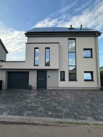 +++MAISON AVEC APPARTEMENT INTEGRÉ+++ 

Cette maison offre un cadre de vie très cosy, chaleureux, intime et tranquille. 
Superbe maison de HAUTE GAMME avec une surface habitable de +/- 147.9m2 sis sur un terrain de 3.37 ares situé à Nocher. 

Cette belle maison neuve et moderne ce compose comme ceci: 
- Au rez-de-chaussée on trouve un grand garage pour une voiture, buanderie, et appartement avec entrée complètement séparé de la maison comprenant, Living spacieux/Salle à manger avec espace cuisine donnant vers une belle terrasse et jardin sans vis à vis et clôture, une salle de douche, et une grande chambre à coucher et débarras. 

- 1er étage vous disposer: Très beau living/salle à manger, spacieuse cuisine ouverte très bien équipée avec des grandes baie vitrés, chambre à coucher, et salle de douche. 

- Au 2ème étage: Hall de nuit, ainsi que deux belles chambres à coucher, une salle de douche avec fenêtre et WC et local technique. 

- Grenier/espace rangement. 

Maison équipé des plusieurs panneaux solaire. 
La maison dispose de finitions haute de gamme. Prestations et matériaux de qualité (construction traditionnelle , menuiseries triple vitrage, porte de garage motorisée, portes, sanitaires, carrelages , etc. 

Pour plus de renseignements ou une visite (visites également possibles le samedi sur rdv), veuillez contacter le 691 850 805.