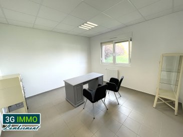 3G Immo Lambermont, vous propose à Longwy-Bas, dans une zone commerciale et attractive, ce local commercial de 26,2m² composé d’une pièce principale et d’une partie réserve ou consultation équipée d’un point d’eau (cloison facilement démontable si besoin).

Emplacement idéal pour toute activité médicale (médecin, kiné… ou bien-être : onglerie, massage, tatouage, psychologie…) ou toute autre activité tertiaire (comptable, service à la personne, architecte..) ; ce local est situé au RDC d’un bâtiment récent, comprenant 4 emplacements similaires, avec places de parking, hall d’accueil, espace d’attente, WC privé et public.
Ce local peut faire l’objet d’un investissement avec une belle rentabilité du fait de la pénurie de locaux et de praticiens.

Les sols sont carrelés, les fenêtres sont en DV PVC et le chauffage collectif est au gaz de ville.

Cher(e)s confrères et consoeurs, je pratique l’inter-agence.
Pout toutes demandes de renseignements et/ou visites : Grégory Lambermont 06 42 85 79 02

