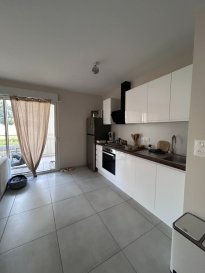 Appartement F2 Neuf avec Terrasse et garage fermé à Montigny Les Metz
Situé au cœur de Montigny Les Metz, cet appartement F2 offre un cadre de vie idéal pour les amateurs de confort et de praticité.
Caractéristiques principales :
Une cuisine équipée ouverte sur séjour, une chambre, un cellier, ainsi qu'une salle de bains avec WC.
Une grande terrasse spacieuse de 16m2.

Disponibilité : 17 décembre 2024
Loyer : 610 € + 70 € de charges mensuel 

+ 60 € de charges de provisions pour le chauffage avec un décompte annuel.
(chauffage compris)

368 € correspondant à la constitution du dossier, la rédaction du bail, correspondant aux visites + 138 € à l'état des lieux
Garanties demandées
Possibilité de la garantie visale pour certaines locations**
ppiconseils03@orange.fr

