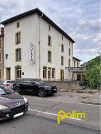 IMMEUBLE bien placé / ancien hôtel restaurant / 360 m2 .  Venez découvrir cet immeuble offrant de nombreuses possibilités, anciennement au rdc : bar/restaurant avec terrasse, cuisine, à l'étage : 6 chambres avec salle d'eau, au dessus 5 chambres, grenier, cave (entrée indépendante entre l'hôtel et le restaurant). Prévoir travaux de raffraichissment (inoccupé depuis 8 ans)
 Les informations sur les risques auxquels ce bien est exposé sont disponibles sur le site Géorisques : www.georisques.gouv.fr