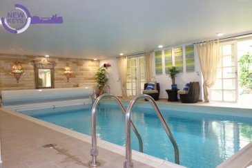 New Keys vous propose cette superbe villa située à Senningerberg, à moins de 10 min de l'aéroport et du quartier de Kirchberg. Proche du Golf, vous profiterez d'un environnement résidentiel et verdoyant à la fois paisible et proche de toutes les commodités.

Cette propriété d'exception bénéficie d'une belle surface de vie, lumineuse et fonctionnelle, de +/- 460 m2 répartie sur 3 étages comme suit:

***RDC***

-Hall d'entrée
-Living traversant avec feux ouvert de +/- 67 m2 et accès terrasse 
-Spacieuse cuisine tout équipée 
-Sanitaires visiteurs
-3 Chambres avec parquet bois au sol, dont une suite parentale avec sa salle de douche (à l'italienne) et sa pièce de dressing.
-Salle de bain

***Etage 1***

-Hall de nuit
-Espace bureau
-Chambre avec parquet bois 
-Salle de douche 
-Salle de jeux / espace lounge de +/- 67m2

***Sous-sol en rez de jardin avec espace bien-être***

-Magnifique piscine intérieure avec accès direct au jardin
-Salle de sport avec sa salle de douche
-Salle de relaxation avec sauna

Pour compléter cet espace bien-être, le sous-sol dispose également d'une buanderie, d'une cuisine d'été, d'une pièce de stockage, et permet un accès direct à un grand garage pouvant accueillir jusqu'à 4 véhicules.

Le balcon / terrasse dessert l'ensemble du RDC et vous offrira une agréable vue sur le jardin arboré de la propriété. 

Les prestations mise à disposition par ce bien rare vous feront profiter d' une qualité de vie optimale.

Pour plus d'informations et /ou visites, veuillez nous contacter au 27 99 86 23 ou par email à l'adresse info@newkeys.lu