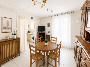 THIONVILLE  Proche commerces, écoles et hôpital Bel-Air

Situé en rez-de-chaussée d'une copropriété, cet appartement F3 de 47 m² offre une distribution fonctionnelle et un emplacement pratique à proximité immédiate des commodités.

Il se compose d'une entrée, d'un séjour avec cuisine équipée ouverte, de deux chambres ainsi que d'une salle d'eau avec douche et WC.

Le bien bénéficie d'un chauffage individuel au gaz, de fenêtres PVC à double vitrage avec volets roulants, et dispose également d'une cave.

Les atouts :

Rez-de-chaussée  
Deux chambres  
Cuisine équipée  
Chauffage individuel gaz  
Double vitrage PVC  
Cave  
Proximité des commerces, des écoles et du CHR Bel-Air  

Un bien parfaitement adapté pour un premier achat ou un investissement locatif.