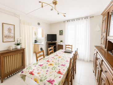 THIONVILLE ? Proche commerces, écoles et hôpital Bel-Air

Situé en rez-de-chaussée d'une copropriété, cet appartement F3 de 47 m² offre une distribution fonctionnelle et un emplacement pratique à proximité immédiate des commodités.

Il se compose d'une entrée, d'un séjour avec cuisine équipée ouverte, de deux chambres ainsi que d'une salle d'eau avec douche et WC.

Le bien bénéficie d'un chauffage individuel au gaz, de fenêtres PVC à double vitrage avec volets roulants, et dispose également d'une cave.

Les atouts :

Rez-de-chaussée  
Deux chambres  
Cuisine équipée  
Chauffage individuel gaz  
Double vitrage PVC  
Cave  
Proximité des commerces, des écoles et du CHR Bel-Air  

Un bien parfaitement adapté pour un premier achat ou un investissement locatif.