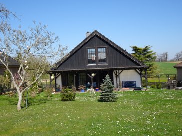 Maison individuelle sur un grand terrain ensoleillé dans un cadre calme

La maison a été construite en 1983. Au niveau de vie, il y a un grand salon/salle à manger avec cuisine ouverte et accès à la grande terrasse et au beau terrain (côté sud), 2 chambres, une salle de bain avec douche et un toilette pour invités. Un escalier mène au grenier, qui a été préparé pour l'aménagement depuis quelques années. On y trouve une grande pièce de 60 m² avec des fenêtres sur la façade avant et des portes-fenêtres donnant sur le jardin arrière. Une salle de bain a également été installée. Il est possible d'y aménager encore d'autres chambres et une salle de loisirs. La maison est entièrement sous-solée. Il y a un grand garage double, une cave avec chaudière au gaz, une buanderie et un grand espace de rangement avec 2 fenêtres. 

Le grand terrain (16 ares) est clôturé et a un accès par un chemin derrière le pré.

Contern fait partie des communes les plus prisées autour de la ville de Luxembourg. D'ici, la ville, le Kirchberg avec ses institutions internationales et l'aéroport sont facilement accessibles. Le village est entouré de forêts et offre une nature pure pour tous les sportifs et les amoureux des animaux. Les transports en commun sont excellents avec bus, voiture et gare. À proximité, il y a des écoles et tous les commerces. Une oasis paisible à deux pas du centre de Luxembourg.