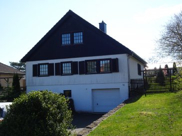 Maison individuelle sur un grand terrain ensoleillé dans un cadre calme

La maison a été construite en 1983. Au niveau de vie, il y a un grand salon/salle à manger avec cuisine ouverte et accès à la grande terrasse et au beau terrain (côté sud), 2 chambres, une salle de bain avec douche et un toilette pour invités. Un escalier mène au grenier, qui a été préparé pour l'aménagement depuis quelques années. On y trouve une grande pièce de 60 m² avec des fenêtres sur la façade avant et des portes-fenêtres donnant sur le jardin arrière. Une salle de bain a également été installée. Il est possible d'y aménager encore d'autres chambres et une salle de loisirs. La maison est entièrement sous-solée. Il y a un grand garage double, une cave avec chaudière au gaz, une buanderie et un grand espace de rangement avec 2 fenêtres. 

Le grand terrain (16 ares) est clôturé et a un accès par un chemin derrière le pré.

Contern fait partie des communes les plus prisées autour de la ville de Luxembourg. D'ici, la ville, le Kirchberg avec ses institutions internationales et l'aéroport sont facilement accessibles. Le village est entouré de forêts et offre une nature pure pour tous les sportifs et les amoureux des animaux. Les transports en commun sont excellents avec bus, voiture et gare. À proximité, il y a des écoles et tous les commerces. Une oasis paisible à deux pas du centre de Luxembourg.