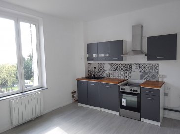 Maison mitoyenne très lumineuse sur 3 niveaux + sous-sol, entièrement rénovée, avec jardin privatif à l'arrière comprenant :
- sous-sol chauffé avec salle d'eau, WC, chauffe-eau thermodynamique
- RDC avec entrée, salon et cuisine équipée séparée
- 1er étage avec 2 chambres dont une passante
- combles avec 3e chambre et salle de bains avec WC
Chauffage électrique avec programmation à distance.