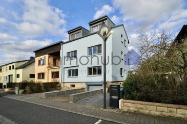 Superbe duplex rénové 156 m² - 4 chambres - grande terrasse 27 m² - maison bifamiliale - Fentange

- Duplex spacieux de 156 m² habitables - 4 chambres et 2 salles de bains - Grande terrasse de 27 m² avec vue dégagée - Maison bifamiliale de seulement 2 unités - Rénovation complète entre 2020 et 2022

immohub, votre partenaire dans l'immobilier vous propose ce superbe duplex situé à Fentange (Commune de Hesperange).
Situé dans une maison bifamiliale composée de seulement deux unités, ce bien bénéficie d'un environnement résidentiel calme, sans trafic de passage, offrant un cadre de vie particulièrement agréable à quelques minutes de Luxembourg-ville.
Entièrement rénové et transformé entre 2020 et 2022, cet appartement séduit par ses volumes généreux, sa luminosité et sa configuration flexible. Avec 156 m² habitables, il offre quatre chambres à coucher, deux salles de bains et une vaste terrasse avec vue dégagée. 
Un autre atout de ce bien réside dans sa configuration polyvalente, notamment grâce à la présence de deux cuisines, permettant différentes possibilités d'aménagement selon vos besoins : espace indépendant, bureau, agrandissement du séjour ou espace invités.
Ce duplex représente ainsi une opportunité rare pour une famille ou un jeune couple recherchant confort, espace et proximité immédiate avec Luxembourg-ville.

Le Duplex se compose comme suit:
R+1
-Hall d'entrée : 7,25 m²
-Hall de nuit : 3,07 m²
-Chambre I : 15,96 m²
-Chambre II : 15,99 m²
-Chambre III : 14,62 m²
-Salle de bain avec baignoire et douche à l'italienne : 6,76 m²
-Cuisine ouverte sur la salle à manger : 25,30 m²

R+2
-Hall d'entrée : 5,51 m²
-Hall de nuit : 2,07 m²
-Salle de douche avec douche à l'italienne et raccordements buanderie : 10,13 m²
-Chambre IV : 13,14 m²
-Spacieux séjour avec cuisine, living et salle à manger : 37,02 m²
-Terrasse : 27,35 m²

Informations complémentaires
-Année de construction : 1964
-Rénovation et transformation complète : 2020 - 2022
-Façade isolante
-Chauffage au sol
-Chauffage au gaz - chaudière installée en 2021
-Triple vitrage  / Châssis PVC / Volets électriques
-Toiture, façade et installation électrique rénovées en 2022
-Dalles en béton
-Cave privative
-1 emplacement intérieur
-CPE : E / F
-Charges : ± 300 € / mois
-Surface habitable selon mesurage : 156,82 m²