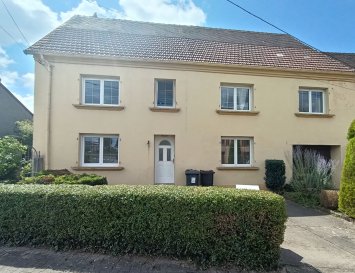 Maison semi mitoyenne 7 pièces 163 m². À Rohrbach-lès-Bitche, Nord Sud Immobilier vous présente cette maison semi-mitoyenne datant des années 1870, offrant un fort potentiel.

Elle se compose de la manière suivante :

*Rez-de-chaussée : entrée avec dégagement, cuisine attenante au salon avec accès direct au jardin, deux chambres, WC séparé et salle d'eau, ainsi qu'un garage.

*Étage : palier, dégagement, cuisine équipée, séjour de 28 m² avec balcon vers l'arrière, WC séparé, salle d'eau et trois chambres.

*Sous-sol enterré avec pièce chaufferie.

Cette propriété bénéficie également d'un garage de 23 m² et d'un vaste terrain de 11,74 ares, avec un accès direct depuis les pièces de vie, offrant ainsi de nombreuses possibilités d'aménagement extérieur.

Spécial investisseur : cette maison est divisée en deux logements, les compteurs électriques sont séparés et les combles sont aménageables.

Les informations sur les risques auxquels ce bien est exposé sont disponibles sur le site Géorisques : www.georisques.gouv.fr

Contact Nord Sud immobilier à Diemeringen, Bitche, Rohrbach les Bitche et Sarreguemines.