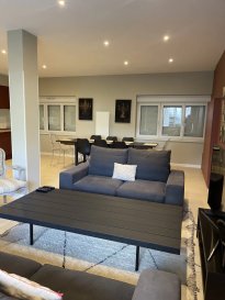 Chambre à louer dans une maison partagée de standing – 206 m²

Au sein d’une maison partagée spacieuse et entièrement équipée de 206 m², découvrez 3  chambres situées au 1er étage, disposant chacune de sa salle de bains privative et de ses WC privatifs.

Les atouts de la maison

Grand séjour convivial
Cuisine moderne entièrement équipée
Lingerie / buanderie
Maison entièrement meublée et équipée
Décoration actuelle et soignée
Propriété entièrement clôturée
Accès sécurisé par portail
Environnement calme et agréable
Votre espace privatif

Chambre au 1er étage
Salle de bains privative
WC privatifs

Conditions financières par chambre au 1er étage :
Loyer : 575 € / mois
Charges : 125 € / mois (incluant Internet)
Loyer charges comprises : 700 € / mois
Dépôt de garantie : 1 400 €
Honoraires locataire : 450 €
Maison partagée de qualité, idéale pour étudiant(e), salarié(e) ou jeune actif(ve) recherchant un logement confortable dans une ambiance conviviale.

Disponible immédiatement.

Pour tout renseignement complémentaire ou pour organiser une visite, contactez-nous.