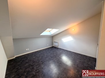 APPARTEMENT NANCY SECTEUR JEANNE D'ARC / COMMANDERIE.  Venez découvrir à NANCY, secteur JEANNE D'ARC/COMMANDERIE, dans un petit immeuble calme en monopropriété, cet appartement de deux pièces principales, d'une surface au sol de 31.71m2 (19.29m2 carrez), situé au troisième et dernier étage sous combles. Offrant : une entrée, une kitchenette équipée ouverte sur la pièce de vie mansardée (totalisant 15.29m2 au sol), une chambre mansardée de 10.47m2 au sol et une salle d'eau avec WC. Système de chauffage individuel électrique (chauffe-eau neuf). Loyer : 385.00 EUR charges comprises (soit 360.00 EUR de loyer + 25.00 EUR de provision sur charges comprenant l'eau froide, l'électricité des parties communes, ainsi que la taxe des ordures ménagères). Dépôt de garantie : 360.00 EUR. Honoraires : 220.00 EUR TTC dont 60.00 EUR pour l'état des lieux. Si vous avez besoin d'aide dans votre recherche de logement, votre agence AGENCE DE BOUFFLERS se fera un plaisir de vous aider. www.agencedeboufflers.fr. DISPONIBLE IMMEDIATEMENT.
Les informations sur les risques auxquels ce bien est exposé sont disponibles sur le site Géorisques : www.georisques.gouv.fr
