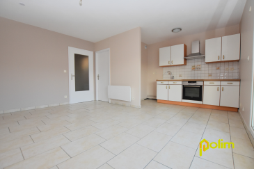 Proche Hyper centre appartement F2 avec parking..  Venez découvrir ce bel appartement f2 de 57m2 dans une résidence avec ascenceur comprenant : hall d'entrée, cuisine équipée ouverte sur salon/séjour en accès direct terrasse fermée, 1 chambre, salle d'eau récente, WC. Cave et une place de parking. Parfait état aucun travaux à prévoir !!!  
 Les informations sur les risques auxquels ce bien est exposé sont disponibles sur le site Géorisques : www.georisques.gouv.fr