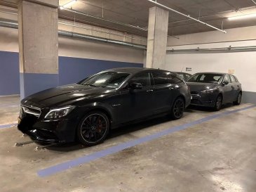 AMA LUX IMMOBILIERE vous propose à la location ce double parking en enfilade situé rue de Chiny dans une résidence moderne. 

Le parking sécurisé par une barrière métallique peut accueillir deux grandes voitures sans aucun problème (voir photos)

Luxembourg gare, quartier populaire prisé de la ville de Luxembourg allie tout le confort nécessaire au quotidien et tous les privilèges de par sa situation géographique stratégique.

Vous trouverez à proximité de la résidence tout le nécessaire au quotidien, +- 20 minutes de la Place d'Armes, +- 3 minutes de la gare de Luxembourg ville, les transports en commun (tram, bus...), la clinique Zitha, tous les types de commerces et services essentiels, et l'accès autoroute à +- 5 minute en voiture mais aussi des crèches, des écoles primaires et des lycées....

Bien à venir visiter sans hésiter, pour plus d'informations ou planifier une visite éventuelle, merci d'appeler Monsieur Adrien BLONDEL au 621.611.777 ou d'écrire à ab@amalux.lu

Nous nous ferons un plaisir de vous accompagner dans vos projets de vente, de location, nous vous proposons des estimations gratuites, discrètes et surtout réalistes