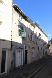 maison de ville à rénover.  à deux pas de la place Duroc, maison de ville mitoyenne des 2 cotés,  à rénover,  comprenant trés grande entrée avec stationnement possible vélo ou moto , espace de rangement , au premier : espace vie avec coin cuisine , salle d'eau et WC, au dessus une grande chambre avec escalier d'accés pour une piéce ne mezzanine, cave en dessous , surface d'environ 80 m2, menuiseries récentes , chauffage centrale et électricité en cours de finition.
Les informations sur les risques auxquels ce bien est exposé sont disponibles sur le site Géorisques : www.georisques.gouv.fr   