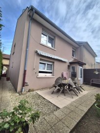 Une maison d'habitation mitoyenne comprenant:
- Au sous-sol : cave avec coin chaufferie
- Au rez-de-chaussée : entrée, cuisine, salon salle à manger, WC, et garage une voiture.
- Au premier étage: trois chambres, salle de bains.
Grenier non aménageables au-dessus. Terrasse sur l'arrière.
Superficie habitable100m².
Chauffage central Gaz. Le tout sur une parcelle de 1a24ca,