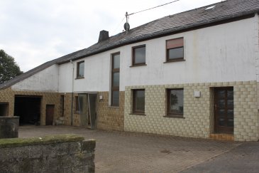 Ehemaliges Bauernhaus mit Potenzial ? Ihr Projekt in idyllischer Lage

Stellen Sie sich vor, Sie erschaffen Ihr ganz persönliches Zuhause ? voller Charakter, mit viel Raum zur Entfaltung und umgeben von ländlicher Ruhe. Dieses ehemalige Bauernhaus bietet Ihnen genau diese Möglichkeit: ein authentisches Anwesen mit Geschichte, das darauf wartet, in neuem Glanz zu erstrahlen.

Zum Verkauf steht ein kleines, ehemaliges Bauernhaus mit mehreren Nebengebäuden sowie Garagen. Die Immobilie eignet sich hervorragend für handwerklich geschickte Käufer, die den Charme eines Altbaus zu schätzen wissen und ihre eigenen Wohnideen verwirklichen möchten.

Die vorhandene Bausubstanz sowie die Dacheindeckung befinden sich in einem soliden Zustand ? eine wertvolle Grundlage für Ihre zukünftigen Ausbaupläne. Die Raumaufteilung und die angenehme Deckenhöhe ermöglichen es, das Haus vergleichsweise zügig bewohnbar zu machen. Anschließend kann die Immobilie Schritt für Schritt zu einem stilvollen Einfamilienhaus optional auch mit Einliegerwohnung weiterentwickelt werden.

Die Immobilie ist stark renovierungsbedürftig und derzeit nicht bewohnbar. Sie bietet jedoch eine hervorragende Basis für Käufer, die ein Projekt suchen und den Wert einer solchen Liegenschaft zu erkennen wissen.

Ein echtes Liebhaberobjekt für Visionäre: Wer bereit ist, Zeit und Engagement zu investieren, wird hier mit einem einzigartigen Zuhause belohnt.