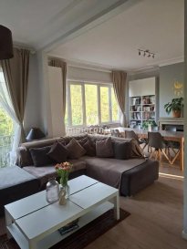 L'agence immobilière Immo-Contact vous propose ce bel appartement de +/− 90 m², construit en 1990 et situé au 1er étage d'une résidence de 4 appartements à Bereldange, dans une rue calme et à seulement quelques minutes de Luxembourg-Ville.

Confortable et parfaitement agencé, l'appartement bénéficie d'une belle distribution des espaces et de pièces aux volumes agréables. Sa luminosité, son agencement fonctionnel en font un bien particulièrement agréable à vivre au quotidien.

Bereldange bénéficie d'une situation idéale, permettant de profiter d'un environnement résidentiel et paisible tout en restant à proximité immédiate de Luxembourg-Ville. Commerces, écoles, transports en commun et différentes commodités sont facilement accessibles.

L'appartement se compose comme suit :

* Hall d'entrée avec placard encastré
* WC séparé
* Salon avec espace salle à manger et accès balcon exposée Sud
* Cuisine équipée séparée 
* 2 chambres à coucher
* Salle de bain avec douche et WC 

Un garage  et un emplacement de parking extérieur ainsi qu'une cave viennent compléter ce bien.

Un appartement confortable, lumineux et bien agencé, offrant de beaux espaces dans un secteur recherché aux portes de Luxembourg-Ville.

Pour toutes informations, contactez-moi au +352 621 391 355.

Estimation de votre bien (sous 48h), contactez-nous au +352 26 311 992 ou sur [info@immocontact.lu](mailto:info@immocontact.lu)*