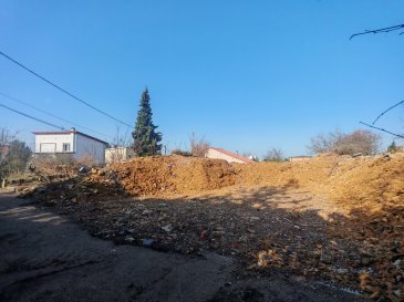 RARE, suite à démolition un des derniers terrains en ville haute, proche de toutes commodités (Zone commerciale, pharmacie, médecins, banques, etc...) dans quartier calme et résidentiel, magnifique terrain constructible de 900 m2.

La terre présente sur le terrain peut servir de remblai autour de la nouvelle maison.

Libre de constructeur.

CU en cours.

Etude de sol G1 en cours

Plus de renseignements sur rendez-vous.