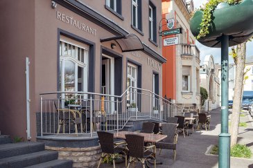 Situé en plein centre de Grevenmacher, ville en plein essor à 20 minutes de Luxembourg-ville, cet immeuble datant de 1930 et entièrement restauré en 2010 accueille actuellement un restaurant offrant de la place pour 50 convives/service sur une surface de ± 120 m².

Rez-de-chaussée: la salle-restaurant avec espace comptoir-bar (caisse et machine à café professionnelle), une véranda avec toit ouvrant, un wc pour personnes à mobilité réduite, un vestiaire avec douche pour le personnel, une buanderie et deux débarras (boissons et réserves).

1er étage: une mezzanine pouvant accueillir quelques tables supplémentaires et la cuisine ± 30 m² professionelle entièrement équipée avec, entre autres, un four au feu de bois (pizzas).

Sous-sol: wc séparés hommes-femmes et local électrique.

La bâtisse inclut également, au 2ème étage, une partie privative comprenant une grande chambre +/- 32 m² avec salle de douche séparée et grande terrasse privative +/- 18 m².

A l'arrière du restaurant (annexe), au 1er étage, un petit studio avec entrée privative incluant un palier d'entrée, une chambre/pièce à vivre et une salle de douche pour le personnel dormant sur place.


Généralités :

- Restaurant à céder en l'état ;
- Travaux récents: façade et système de pompe à chaleur pour le chauffage ;
- Bombones de gaz pour la cuisine du restaurant ;
- Audit énergétique en cours de réalisation ;
- Charges: +/- 700-750 € (électricité, chauffage) ;
- Parking aisé le long du restaurant + parking communal sur la place.
