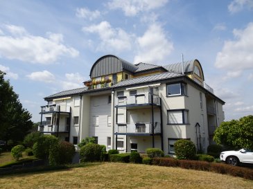 Das Angebot ist für den Mieter kommissionsfrei !!!

Modernes, möbiliertes Appartement ( 92m2 ) in der Seniorengalerie Moselpark in Perl, mit tollem Blick, direkt an der Luxemburger Grenze.

Die helle und grosszügige Wohnung befindet sich im 2. Stock einer sehr gepflegten und ruhigen Residenz. Durch die Eingangshalle betritt man ein Wohn/ Esszimmer, dass direkten Zugang zur sonnigen Terrasse bietet. Die Terrasse ( Süd-Ost ) hat einen tollen Blick über die Natur und Perl. Der Flur führt in den Schlaftrakt mit zwei schönen Schlafzimmern und einem grossen modernen Badezimmer, welches mit einer barrierefreien Dusche und einem WC ausgestattet ist. Die moderne und hochwertig ausgestattete Küche wird durch einen angrenzenden Vorratsraum ergänzt, in dem Waschmaschine und Trockner untergebracht werden können. Ein Gäste WC steht ebenfalls zur Verfügung. Im Untergeschoss liegt ein grosses privater Keller. Ein Stellplatz in der Tiefgarage kann für Euro 100 pro Monat angemietet werden.. Vorraussetzung : Rauchen ist nicht gestattet, Mindesteinkommen Euro 4.000,- netto im Monat, max.2 Personen.

Die Galerie Moselpark wurde in einer wunderschönen, ruhigen Parkanlage erbaut. In unmittelbarer Nähe gibt es ein grosses Schwimmbad sowie alle Einkaufsmöglichkeiten (Aldi, Rewe, Lidl etc.). Perl gehört zu den schönen Orten an der Mosel, mitten in den Weinbergen gelegen, mit vielen Wanderwegen und Sehenswürdigkeiten im Dreiländereck. Durch die angeschlossene Autobahn Luxembourg-Saarbrücken, sowie Bahnhof und Busse erreicht man alle Orte umgehend.