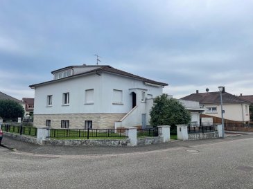 Grande maison de 194 m2 proche du centre-ville de Wissembour.  A saisir, belle opportunité, gros potentiel !
 GC Immobilier vous propose une maison construite en 1964 de 194m2 proche du centre-ville de Wissembourg, style bungalow.
 Au rez-de-chaussée, une entrée, une cuisine, un salon/salle à manger donnant sur un balcon avec une 2ème cuisine et l'accès à une terrasse, 2 chambres, une salle de bain et un WC.  Au 1er étage (les combles), 2 pièces partiellement aménagées et le reste à aménager.
 Sous-sol complet sous la maison avec un potentiel local commercial, un garage pour 2 voitures en enfilade, un atelier.
 A l'extérieur un jardin, une cour et 2 places de parking.
 Chauffage mixte fioul / bois
     N'hésitez pas à me contacter pour tout renseignement.
     Surface : 194 m2
 Prix du bien : 399 000 EUR
 Prix du bien hors honoraires : 380 000 EUR
 Honoraires TTC : 5% soit 19 000 EUR
 Honoraires à la charge de : Acquéreur
 Date de réalisation du diagnostic énergétique : 14/04/2023
 Consommation énergie primaire : 410 kWh/m2/an
 Consommation énergie finale : 388 kWh/m2/an
 Montant estimé des dépenses annuelles d'énergie pour un usage standard : entre 3 900 EUR et 5 340 EUR par an. Prix moyens des énergies indexés sur l'année 2021 (abonnements compris)
  
 Contactez votre agent immobilier Nadia Billmann qui vous conseillera et renseignera.
 GC Immobilier - 06 84 79 14 92