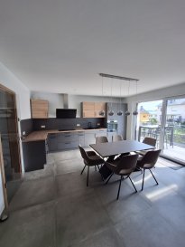 En Exclusivité, ImmoHouse vous propose ce superbe appartement 1 chambre CONSTRUCTION 2020 classe A-A idéalement situé à Ettelbruck.

Au 3ème étage d'une résidence soignée avec ascenseur cet appartement coup de coeur de 75,06m² se compose de :

- Un agréable hall d'entrée
- Un grand salon/salle à manger très lumineux avec balcon
- Une cuisine équipée ouverte sur la pièce de vie
- Une grande chambre à coucher
- Une salle de douche avec wc
- Un wc séparé
- Une buanderie 

A cela s'ajoutent:
- Un parking intérieur privatif
- Une cave privative
- Une buanderie

Un magnifique objet à découvrir ...

Infos et visites sur rdv.