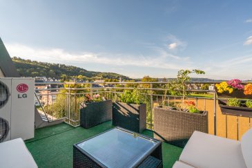 Kloé Immobilier est ravie de vous présenter ce magnifique appartement duplex situé à Beggen, Luxembourg.  Ce bien rare combine les avantages d'une maison avec une conception moderne : espaces généreux, luminosité et vues imprenables sur la nature, le tout dans un cadre paisible. 

À l'entrée, vous découvrirez un hall spacieux avec un grand dressing et un WC séparé avec lave-mains. Le vaste séjour, baigné de lumière, s'ouvre sur une terrasse qui donne accès aussi à une cuisine américaine entièrement équipée. Cette dernière se compose d'un îlot central et d'électroménagers de qualité, incluant un four Miele, une plaque à induction Küppersbusch, une hotte à télécommande Novy ainsi qu'un réfrigérateur et un congélateur Siemens, le tout agrémenté de rangements astucieux.

Un bel escalier vous mène à l'étage nuit composé comme suit :
- Une suite parentale de 34 m² avec dressing et salle de bain (double douche à l'italienne, baignoire, double vasque et WC)
- Une seconde grande chambre de 26 m²
- Deux autres chambres de 12 et 14 m²
- Une salle de bain supplémentaire avec baignoire, vasque, WC et rangements
- Une buanderie privée 

L'appartement se distingue par ses finitions et équipements haut de gamme, tels qu'une porte d'entrée blindée, un vidéophone, un parquet et des portes en chêne naturel. Vous bénéficierez également de la climatisation réversible, de triples vitrages, de volets roulants électriques, de velux à fermeture automatique et d'un détecteur de pluie.

Pour compléter ce bien, vous bénéficierez d'un large emplacement de parking intérieur et d'une cave.

Cet appartement-duplex offre une surface utile de 179 m² pour une surface habitable de 153 m². Idéalement situé dans une impasse tranquille avec peu de circulation, cet appartement se trouve à seulement 5 minutes du centre-ville et de Kirchberg, et à 10 minutes de l'aéroport. Les commodités à proximité incluent un arrêt de bus avec ramassage scolaire (notamment vers le campus Limpertsberg et l'école européenne), des écoles, crèches, pistes cyclables, médecins, pharmacie, supermarchés, salle de sport et restaurants.

N'hésitez pas à contacter Kloé Immobilier pour organiser votre visite et pour toute demande d'information complémentaire. 
Nous sommes à votre disposition pour répondre à toutes vos questions !