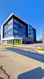 Bureau au 3eme etage avec ascenseur
18 allée des Myotis 57970 YUTZ 
45M2 wc homme femme sur palier
Accès sécurisé
Accès PMR 
Une place de parking privative et parking public
Meublé suivant les clichés(possible vide)
890ht + 100e Ht de charge.

Charges du bâtiment + eau.