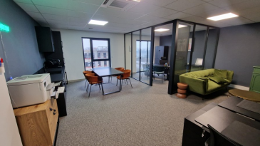 Bureau au 3eme etage avec ascenseur
18 allée des Myotis 57970 YUTZ 
45M2 wc homme femme sur palier
Accès sécurisé
Accès PMR 
Une place de parking privative et parking public
Meublé suivant les clichés(possible vide)
890ht + 100e Ht de charge.

Charges du bâtiment + eau.