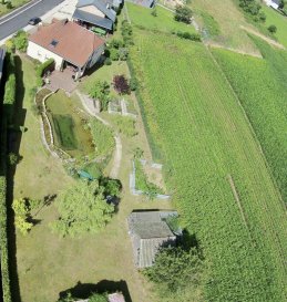 NewKeys vous propose cette sublime maison individuelle construite en 2001 sur un terrain de 16,95 ares dans le charmant village de Beaufort.<br><br>La propriété se présente comme suit:<br><br>Rez-de-chaussée:<br>-Dressing<br>-Toilettes<br>- Cuisine équipée avec garde manger et accès jardin / terrasse<br>- Living  poêle aux pellets et accès au jardin / terrasse<br><br>1er étage:<br>- 4 chambres à coucher<br>- Bureau avec une vue dégagée, <br>- Salle de bains complète<br><br>Sous-sol complet:<br>- Pièce de stockage <br>- Buanderie <br>- Garage en enfilade pour 2 voitures et porte motorisée<br>- Salle de sport<br>- Chauffage mazout avec chauffage solaire<br>- Cave à vin<br><br>Extérieur :<br>- Terrasse<br>- Terrain plat avec étang plein sud<br>- 2 cabanes de jardin<br>- Possibilité de 4 emplacements de parking extérieur<br><br>Excellent état d\'entretien général de la propriété.<br>Proche de toutes les commodités.<br>Disponible de suite.<br><br>A VISITER RAPIDEMENT<br><br>N\'hésitez pas à nous contacter au 352 691 216 830 ou par mail smarrocco@newkeys.lu pour plus d\'informations et/ou une éventuelle visite.<br><br>--------------------------------------------------------<br><br>Les prix s\'entendent frais d\'agence inclus dans le prix et payable par le vendeur.<br><br>Nous recherchons en permanence pour la vente et pour la location, des appartements, maisons, terrains à bâtir pour notre clientèle déjà existante.<br>N\'hésitez pas à nous contacter si vous avez un bien pour la vente ou la location.<br>Estimation gratuite.<br><br>**** Découvrez tous nos autres biens sur notre site **** www.newkeys.lu****