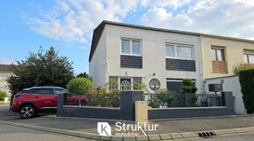 maison/villa 5 pièces. Metz-Vallières : Maison 5 pièces - 115 m2 - Garage - Jardin
Implantée dans une impasse calme de Metz-Vallières, cette maison offre un cadre de vie agréable à quelques minutes à pied des écoles, commerces, transports et centre-ville.
Sur un terrain de 4,2 ares, mitoyenne d'un seul côté, elle développe 115 m2 habitables, complétés d'un garage motorisé de 30 m2 et de deux stationnements extérieurs.
Au Rez-de-chaussée :   Le hall d'entrée dessert deux chambres donnant directement sur la terrasse et le jardin, avec accès à la cuisine d'été. Ce niveau comprend également une salle de bains rénovée en 2022 avec baignoire balnéo, un WC séparé avec lave-mains et l'accès au garage.
L'étage, C'est clairement le point fort de la maison : un séjour de 70 m2 baigné de lumière, où cuisine équipée ( electroménager 2022), salon et salle à manger forment un ensemble ouvert et convivial. Une terrasse prolonge naturellement cet espace de vie. Une chambre, une salle d'eau et un WC indépendant complètent le niveau.  À noter : la configuration permet de créer une quatrième chambre en cloisonnant une partie du salon.
L'extérieur, agréable et bien aménagé, se compose d'un espace jardin, d'un espace potager et d'une cuisine d'été -- idéale pour profiter des beaux jours. Un espace de rangement sous la terrasse complète utilement cet ensemble.
Équipements et confort Chauffage gaz individuel, poêle à pellets MCZ avec pierre réfractaire, panneaux photovoltaïques, menuiseries PVC double vitrage, terrasses en résine.
 
DPE D/ D : Estimation des coûts annuels d'énergie du logement Les coûts sont estimés en fonction des caractéristiques de votre logement et pour une utilisation standard sur 5 usages (chauffage, eau chaude sanitaire, climatisation, éclairage, auxiliaires) voir p.3 pour voir les détails par poste. entre 1 250 EUR et 1 730 EUR par an Prix moyens des énergies indexés au 1er janvier 2021 (abonnements compris)
  
 Prix honoraires inclus dans le prix de vente : 4 %