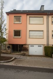°°°VENDU°°°
Maison d’habitation à rénover avec du potentiel sise Luxembourg-Bonnevoie
Année de construction : 1975
Terrain : 2a09

La maison se trouve dans un quartier résidetiel, proche des écoles et du transport public.

Le bien dispose d’une surface habitable d'environ 200 m² - possibilité d'aménager le grenier ( +/- 50 m2).

Composition:

Rez-de-chaussée : un hall d'entrée avec placards, garage, deux caves avec accès jardin

1er étage : une cuisine équipée séparée et un grand living avec feu ouvert, un balcon  de 8 m2 et un WC séparé ;

2e étage : 3 chambres à coucher (une avec accès balcon), une salle de bains et un WC séparé

3e étage : grand grenier aménageable (cf. photo)

Extérieur : jardin à l'arrière de la maison,  emplacement voiture

Informations supplémentaires:

LX2 Immo
immo@lx2.lu
Antonio : 691 303 720
Christian : 621 267 750