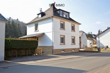 <br />Sie haben schon immer von einem freistehenden Haus mit Charme und einem herrlichen, privaten Garten geträumt. Auch würden Sie gerne in einem Ort mit guter Infrastruktur leben. Hier in Mettendorf können Sie sich Ihren Traum erfüllen: Dieses klassische freistehende Haus in gutem Zustand mit seinem sonnigen Garten ist für Sie wie geschaffen! Aufgrund der schönen zentralen Lage erreichen Sie Bäcker, Metzger, Bank, Apotheke sowie ein kleines Lebensmittelgeschäft in fußläufigem Abstand. 

Ihr Haus wurde in den letzten Jahren fachmännisch und mit Geschmack renoviert. Im Erdgeschoss haben Sie ein gemütliches Wohnzimmer, ein Esszimmer, eine helle Küche mit Einbauküche und einer Balkon-Terrasse mit Blick auf Ihren Garten sowie ein schönes Badezimmer mit Wanne, Waschbecken und WC.

Eine dekorative Holztreppe führt zu den oberen Geschossen. Auf der ersten Etage verfügen Sie über drei hübsche Schlafzimmer und ein weiteres Badezimmer mit Dusche, zwei Waschbecken und WC.

Ihr ausgebautes Dachgeschoss umfasst einen großen offenen Raum und ein separates WC. Hier können Sie sich ein weiteres Schlafzimmer oder ein Spielzimmer einrichten.

Im Untergeschoss haben Sie ebenfalls viel Platz: es gibt ein Bügelzimmer, einen Hobbyraum und einen Hauswirtschaftsraum, in dem auch die Zentralheizung von Buderus untergebracht ist. Von hier gelangen Sie durch eine praktische Außentür in Ihren Garten.

Der mit Hecken, Mauern und Zaun gut abgeschirmte, flache Garten lässt wirklich keine Wünsche offen. Sie haben hier eine weitere, überdeckte Terrasse, eine Sitzecke zum Grillen, viel Platz für Spielgeräte und/oder ein Gemüsebeet oder Obstbäume … Hinten am Garten fließt die Enz vorbei. Höhenunterschied und Entfernung (ca. 30 m) zum Haus sind beträchtlich, sodass laut Eigentümer keine Hochwasserschäden zu befürchten sind.


Allgemeine Informationen

Baujahr: ca. 1920, Renovierung ab 2006
Wohnfläche: 146 m2
Nutzfläche: 55 m2
Zimmer: 6
Schlafzimmer: 4
Mauern: massiv
Dach: Zeltdach, Kunstschiefereindeckung 
Fassade: Putz, Sockel Kalksandstein
Decken:  Holz, Keller Beton
Treppen: Holz 
Fenster:  PVC, doppelt verglast 2014
Rollläden: manuell mit Fliegengitter 
Innentüren: Holz, lackiert
Haustür: PVC
Bodenbeläge: Fliesen, Laminat, Parkett
Heizung: Ölzentralheizung Buderus Logano 125, Bj. 2009
Warmwasserbereitung: zentral über Heizung
Elektrik: modernisiert
Internetleistung: Download bis zu 175 MBit/s
Sonstiges: Kameraüberwachung
Zustand: renoviert, sehr gepflegt

Endenergieverbrauch dieses Gebäudes: 238,6 kWh (m2 a), Klasse G
Primärenergiebedarf dieses Gebäudes: 264,9 kWh (m2 a), Klasse H


Lagebeschreibung

Das Haus liegt im Dorfzentrum von Mettendorf, unweit vom kleinen Dorfplatz. Der Ort bietet eine gut ausgebaute Infrastruktur: Ganztagsschule, Ganztagskindergarten, eine Bankniederlassung, Tierarzt, Zahnarzt, Apotheke, umfangreiche Einkaufsmöglichkeiten, gastronomische Betriebe sowie Gewerbe- und Dienstleistungsbetriebe. Sport- und Freizeitmöglichkeiten und ein aktives Vereinsleben runden das vielseitige Angebot ab.

Das Kleinzentrum Mettendorf ist die drittgrößte Gemeinde in der Verbandsgemeinde Südeifel. Es leben ca. 1150 Personen hier. Die Entfernung von der luxemburgischen Grenze beträgt etwa 12 km (Vianden, Wallendorf, Bollendorf), von Echternach 20 km und von Luxemburg 50 km. Neuerburg liegt 9 km, Bitburg 17 km, Trier 40 km entfernt.




Alle Angaben beruhen auf Informationen des Eigentümers, daher können wir keinerlei Haftung für die Richtigkeit und Vollständigkeit der Angaben übernehmen!



HAFTUNGSAUSSCHLUSS
Die von uns gemachten Angaben hinsichtlich Größen und Beschaffenheit des Objektes beruhen auf Informationen des Verkäufers bzw. Dritter und sind unverbindlich. Eine Haftung jeglicher Art für die Richtigkeit und Vollständigkeit der Angaben wird daher ausgeschlossen. Unser Angebot erfolgt freibleibend, Zwischenverkauf vorbehalten.

VERBRAUCHERINFO
1. Maklerleistung ist der Nachweis der Gelegenheit zum Abschluss eines Vertrages bzw. Vermittlung eines Vertrages über eine Immobilie gegen die Maklerlohnzahlungspflicht des Kunden. Eine Maklerprovision in Höhe von 3,57 % incl. 19 % MwSt. ist vom Käufer zu zahlen. Die Maklerprovision ist fällig und verdient mit Unterzeichnung des Kaufvertrages.
2. Unternehmer, Anschrift, Beschwerdeadressat:
ARCADIA Fine Properties S.A., 20, Grand-Rue, L-9410 Vianden, Tel.: 00352 266 344 1,
E-Mail: contact@sri.lu, Direktor: Ton Eggen
3. Es besteht ein Widerrufsrecht für Verbraucher

WIDERRUFSRECHT FÜR VERBRAUCHER
Sie haben das Recht, binnen vierzehn Tagen ohne Angabe von Gründen diesen Vertrag zu widerrufen. Die Widerrufsfrist beträgt vierzehn Tage ab dem Tag des Vertragsabschlusses.
Um Ihr Widerrufsrecht auszuüben, müssen Sie uns (ARCADIA Fine Properties S.A., 20, Grand-Rue, L-9410 Vianden, Tel: 352 266 344 33, Fax: 352 266 344 44, E-Mail: contact@sri.lu) mittels einer eindeutigen Erklärung (z. B. ein mit der Post versandter Brief, Telefax oder E-Mail) über Ihren Entschluss, diesen Vertrag zu widerrufen, informieren. Sie können dafür das beigefügte Muster-Widerrufsformular verwenden, das jedoch nicht vorgeschrieben ist. Zur Wahrung der Widerrufsfrist reicht es aus, dass Sie die Mitteilung über die Ausübung des Widerrufsrechts vor Ablauf der Widerrufsfrist absenden.

Folgen des Widerrufs
Wenn Sie diesen Vertrag widerrufen, haben wir Ihnen alle Zahlungen, die wir von Ihnen erhalten haben, einschließlich der Lieferkosten (mit Ausnahme der zusätzlichen Kosten, die sich daraus ergeben, dass Sie eine andere Art der Lieferung als die von uns angebotene, günstigste Standardlieferung gewählt haben), unverzüglich und spätestens binnen vierzehn Tagen ab dem Tag, an dem die Mitteilung über Ihren Widerruf dieses Vertrags bei uns eingegangen ist, zurückzuzahlen. Für diese Rückzahlung verwenden wir dasselbe Zahlungsmittel, das Sie bei der ursprünglichen Transaktion eingesetzt haben, es sei denn, mit Ihnen wurde ausdrücklich etwas anderes vereinbart; in keinem Fall werden Ihnen wegen dieser Rückzahlung Entgelte berechnet. Haben Sie verlangt, dass die Dienstleistungen während der Widerrufsfrist beginnen sollen, so haben Sie uns einen angemessenen Betrag zu zahlen, der dem Anteil der bis zu dem Zeitpunkt, zu dem Sie uns von der Ausübung des Widerrufsrechts hinsichtlich dieses Vertrags unterrichten, bereits erbrachten Dienstleistungen im Vergleich zum Gesamtumfang der im Vertrag vorgesehenen Dienstleistungen entspricht.

Hinweis auf die Möglichkeit eines vorzeitigen Erlöschens des Widerrufsrechts
Ihr Widerrufsrecht erlischt, wenn wir unsere Leistung vollständig erbracht und mit der Ausführung der Leistung erst begonnen haben, nachdem Sie Ihre ausdrückliche Zustimmung und gleichzeitig Ihre Kenntnis davon bestätigt haben, dass Sie Ihr Widerrufsrecht bei vollständiger Vertragserfüllung durch uns verlieren.

MUSTER-WIDERRUFSFORMULAR
Wenn Sie den Vertrag widerrufen wollen, dann füllen Sie bitte dieses Formular aus und senden Sie es zurück an:

ARCADIA Fine Properties S.A. - SR IMMO
20, Grand-Rue
L-9410 Vianden
Tel: 352 266 344 33
Fax: 352 266 344 44
E-Mail: contact@sri.lu

Hiermit widerrufe(n) ich/wir (*) den von mir/uns (*) abgeschlossenen Vertrag über den Kauf der folgenden Waren (*)/die Erbringung der folgenden Dienstleistung (*)
Bestellt am (*)/erhalten am (*)
Name des/der Verbraucher(s)
Anschrift des/der Verbraucher(s)
Unterschrift des/der Verbraucher(s) (nur bei Mitteilung auf Papier)
Datum