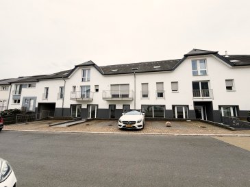 Rez-de-chaussée ? Surface utile de 131,71 m² ? Idéal pour activité professionnelle

Situé au rez-de-chaussée, ce bien d'une surface utile de 131,71 m² bénéficie de grandes baies vitrées assurant une excellente luminosité naturelle, offrant un cadre de travail agréable et valorisant.

Le bien se compose d'un vaste espace principal ouvert, parfaitement adapté à l'aménagement d'une zone d'accueil, de réception ou d'espace de travail partagé. Il est complété par trois pièces distinctes pouvant être configurées en bureaux, cabinets ou salles de consultation.

L'une des pièces dispose d'un espace attenant, idéal pour une utilisation en réserve ou en archives.

L'ensemble comprend également :

Deux salles d'eau  
Un WC séparé  
Un dressing  
Plusieurs espaces de rangement fonctionnels  
Une configuration alternative permet la création de quatre bureaux indépendants, accompagnés d'un spacieux espace d'accueil pouvant faire office de secrétariat et de salle d'attente.

À l'extérieur, le bien dispose de :

Deux emplacements de stationnement  
Un garage fermé pour une voiture  
Ces locaux conviennent particulièrement à une activité administrative, paramédicale ou médicale, recherchant confort, fonctionnalité et accessibilité.

Disponible immédiatement ? Opportunité à saisir

Pour toute information complémentaire ou pour organiser une visite, nous restons à votre entière disposition.