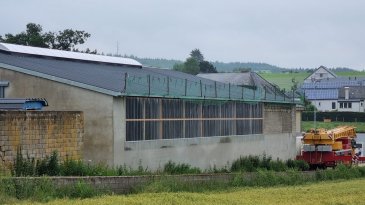 Entrepôt de 736m2 ( soit 23 x 32 m)  en cours de rénovation à louer.
Il se situe dans le village d’Eschweiler, à proximité de Wiltz.
Possibilité de création d’un local de 72m2 ( pour bureau, pièce séparée ) dans cet espace avec deux portes permettant l’accès à cet entrepôt, l’une de 4,37m et l’autre de 5m de hauteur.
Important : les murs internes de séparation seront enlevés et une 3ème porte est prévue.


Loyer 4000€
Garantie 12 000€
Commission d'Agence 4680€